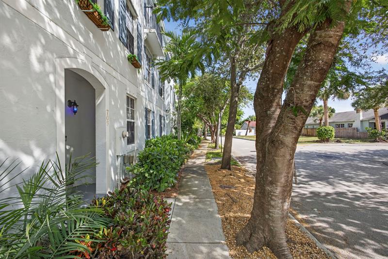 Image 15 of 75 For 709 N St  