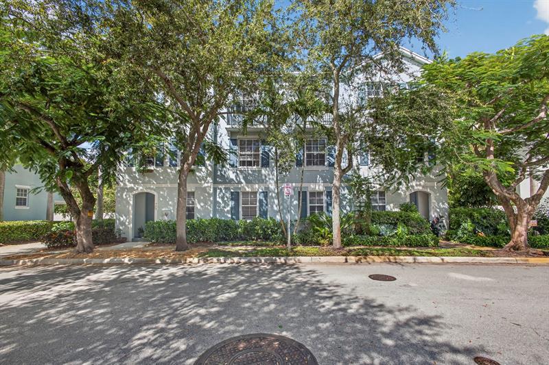 Image 16 of 75 For 709 N St  