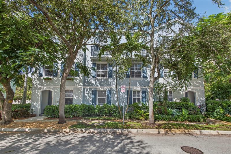 Image 17 of 75 For 709 N St  