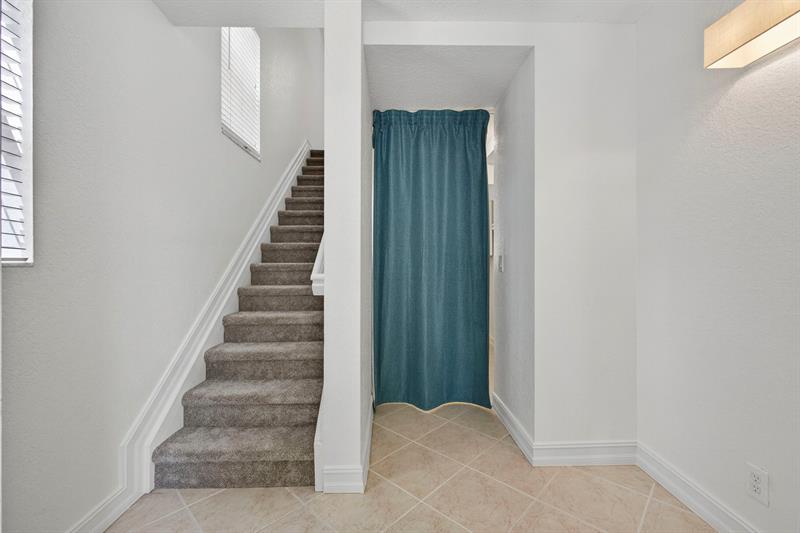 Image 18 of 75 For 709 N St  