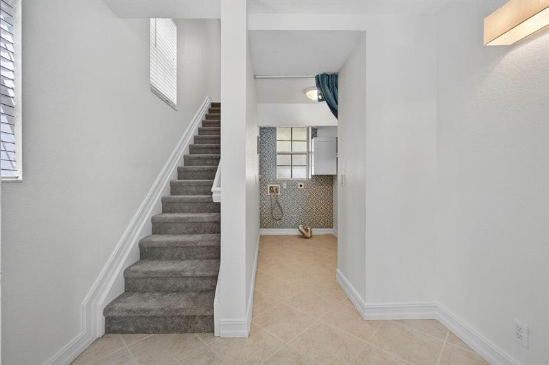 Image 19 of 75 For 709 N St  