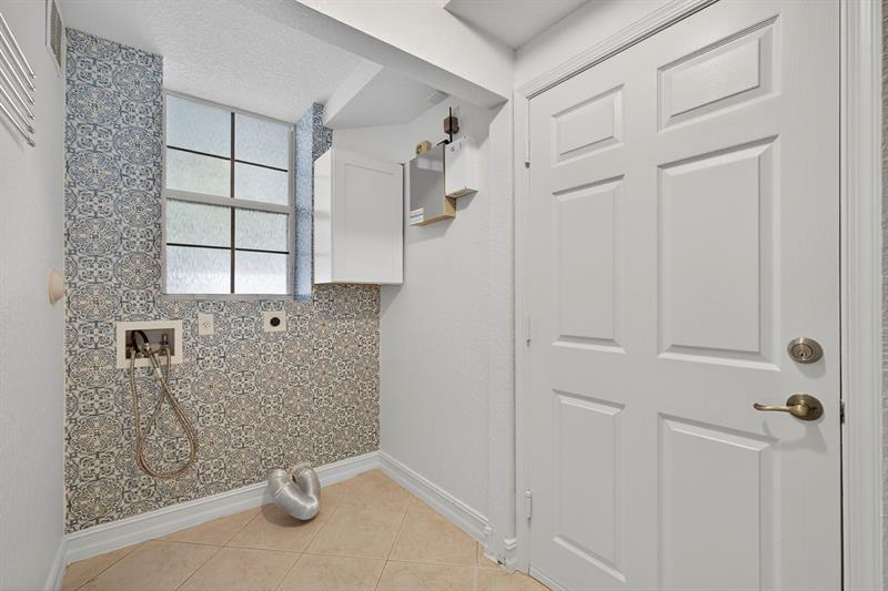 Image 22 of 75 For 709 N St  