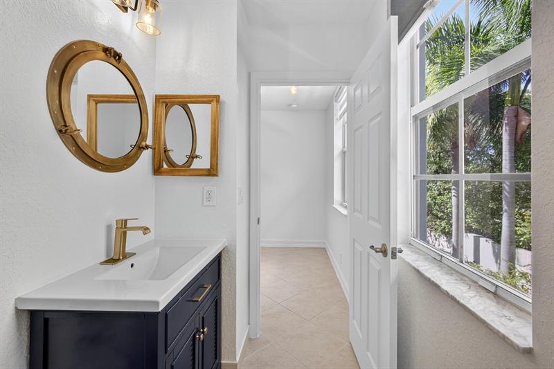 Image 24 of 75 For 709 N St  