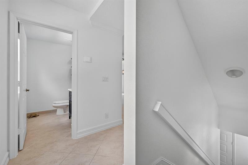 Image 26 of 75 For 709 N St  