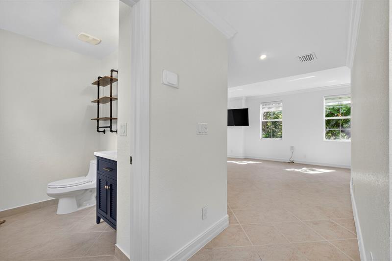 Image 27 of 75 For 709 N St  