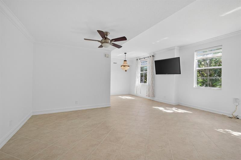 Image 29 of 75 For 709 N St  