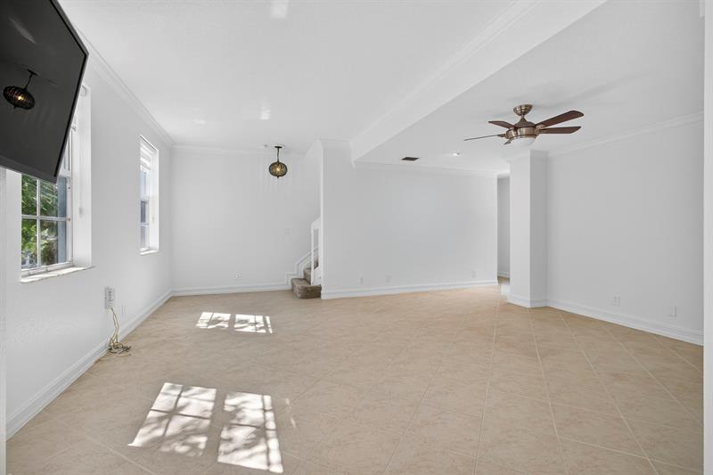 Image 32 of 75 For 709 N St  