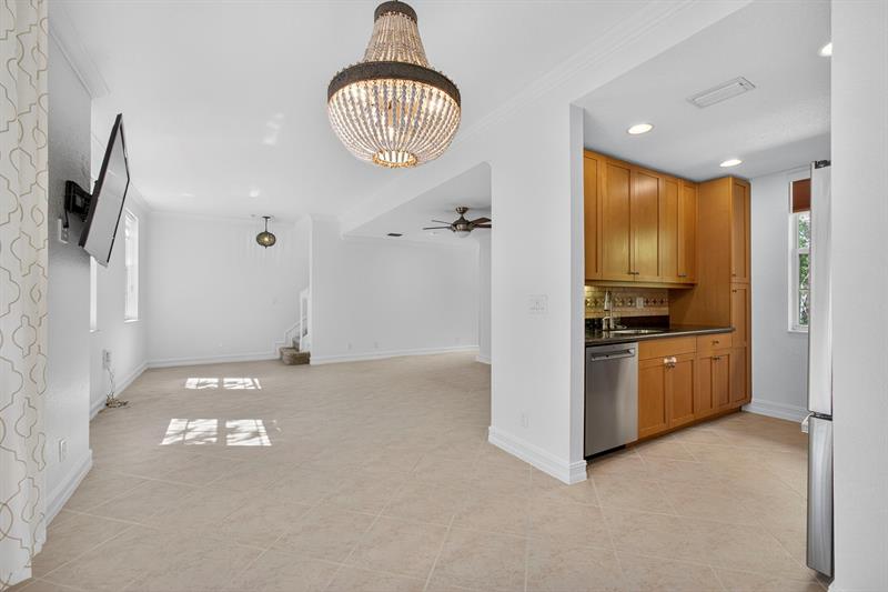 Image 33 of 75 For 709 N St  