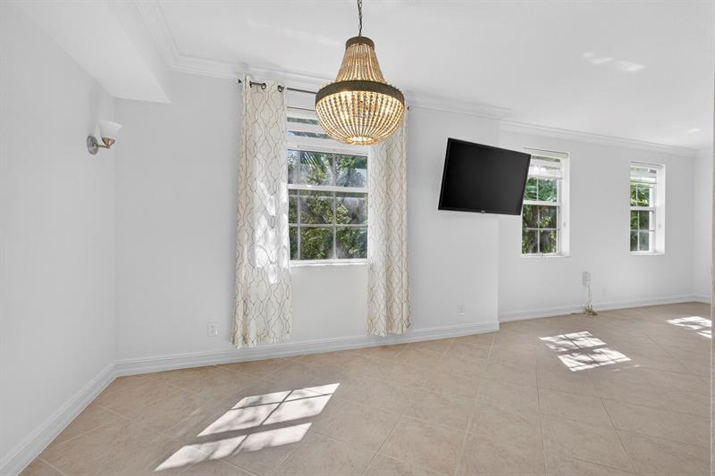 Image 35 of 75 For 709 N St  