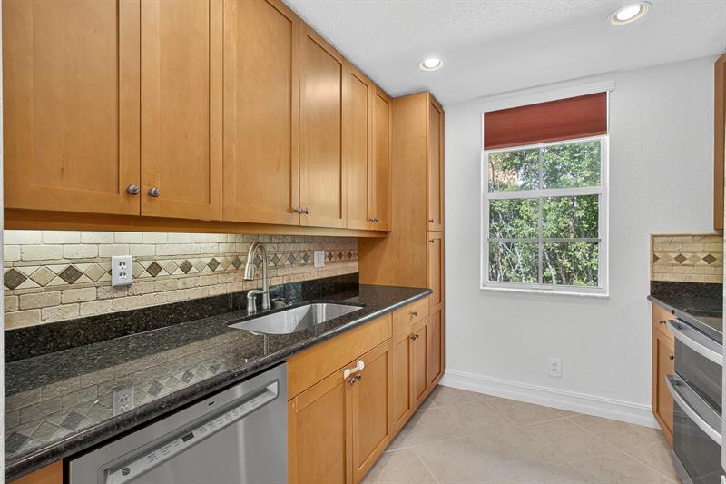 Image 36 of 75 For 709 N St  