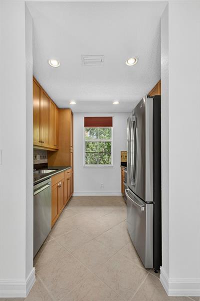 Image 37 of 75 For 709 N St  