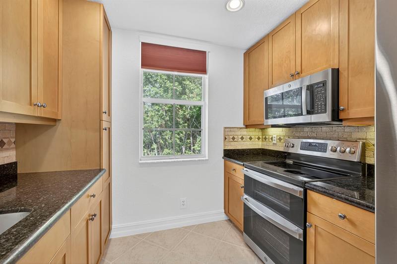 Image 38 of 75 For 709 N St  