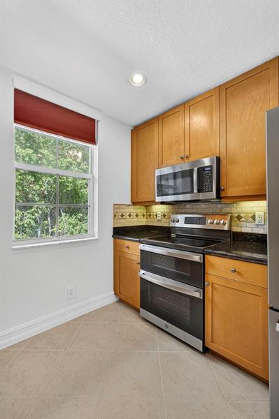 Image 39 of 75 For 709 N St  