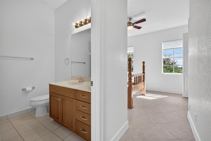 Image 42 of 75 For 709 N St  