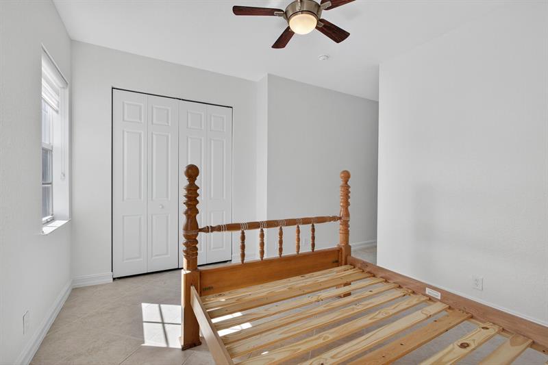 Image 46 of 75 For 709 N St  