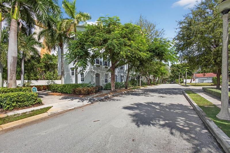 Image 6 of 75 For 709 N St  