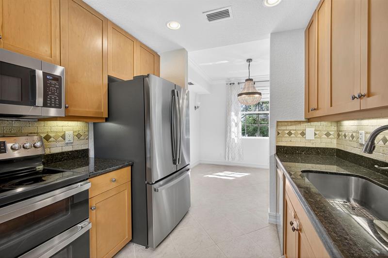 Image 7 of 75 For 709 N St  