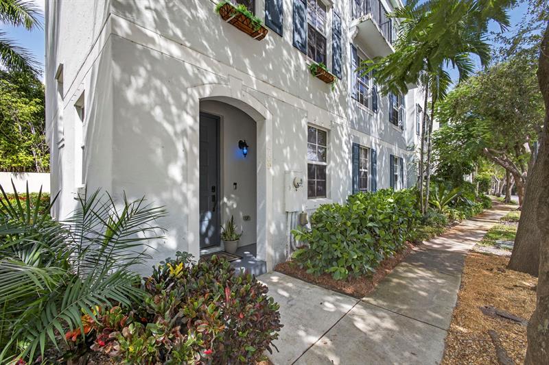 Image 8 of 75 For 709 N St  