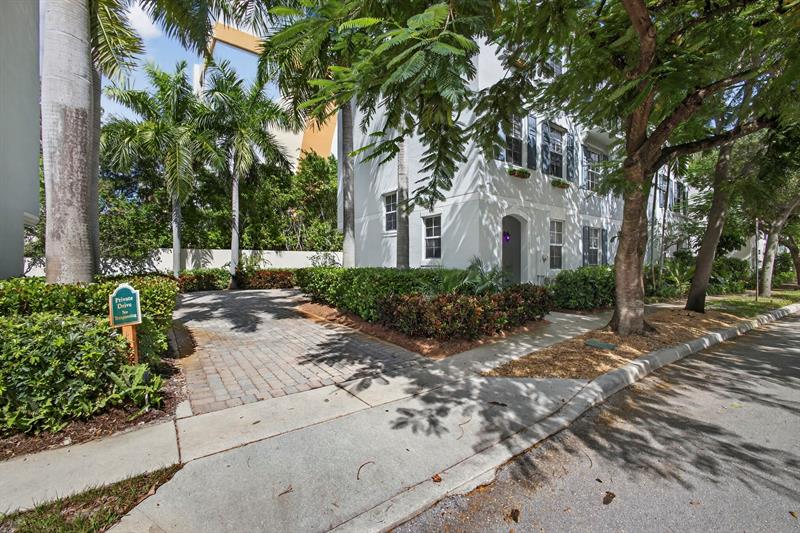 Image 9 of 75 For 709 N St  