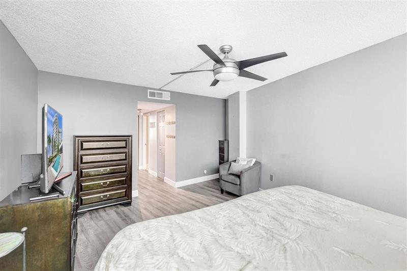 Image 10 of 42 For 100 Golden Isles Dr  815