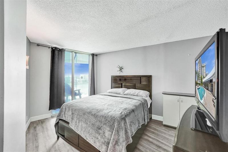 Image 14 of 42 For 100 Golden Isles Dr  815