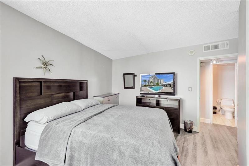 Image 15 of 42 For 100 Golden Isles Dr  815