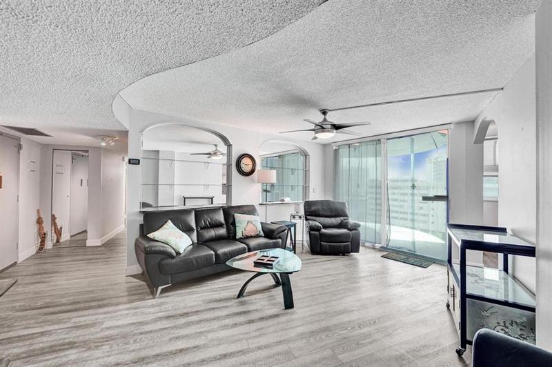 Image 21 of 42 For 100 Golden Isles Dr  815