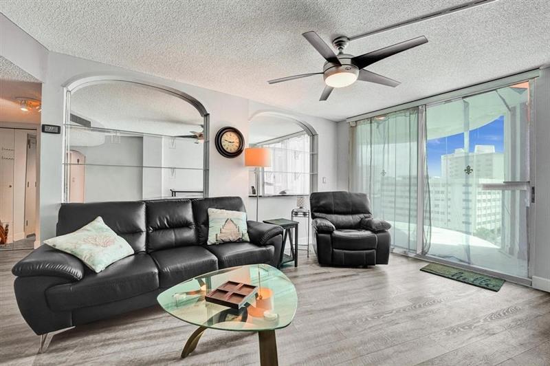 Image 23 of 42 For 100 Golden Isles Dr  815