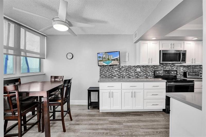 Image 26 of 42 For 100 Golden Isles Dr  815