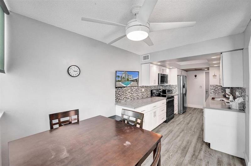 Image 29 of 42 For 100 Golden Isles Dr  815