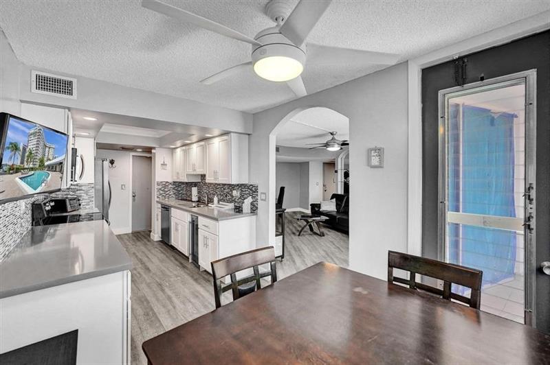 Image 30 of 42 For 100 Golden Isles Dr  815