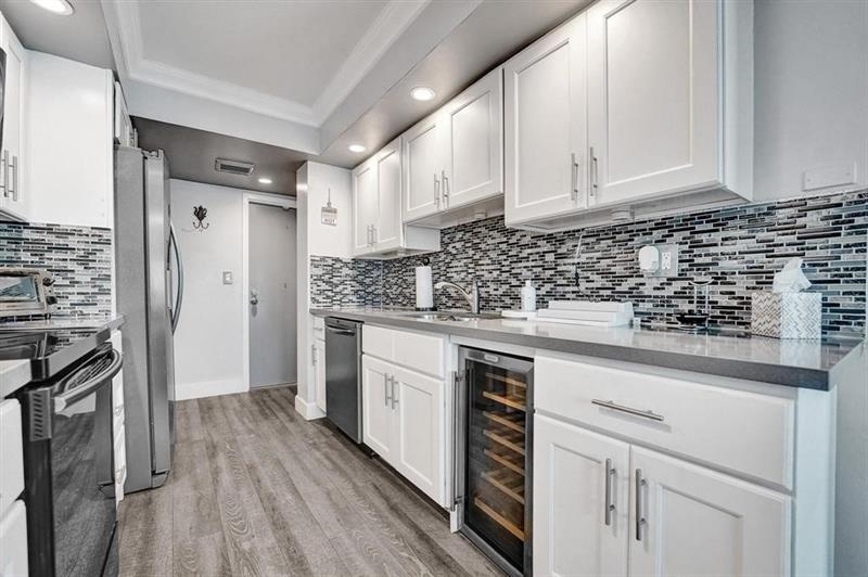 Image 31 of 42 For 100 Golden Isles Dr  815