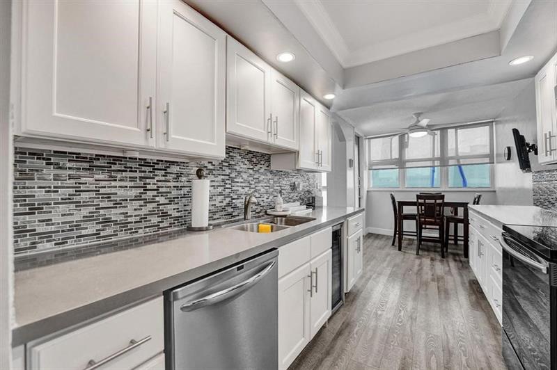 Image 32 of 42 For 100 Golden Isles Dr  815