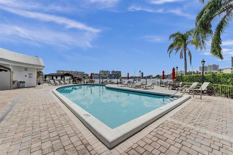 Image 39 of 42 For 100 Golden Isles Dr  815