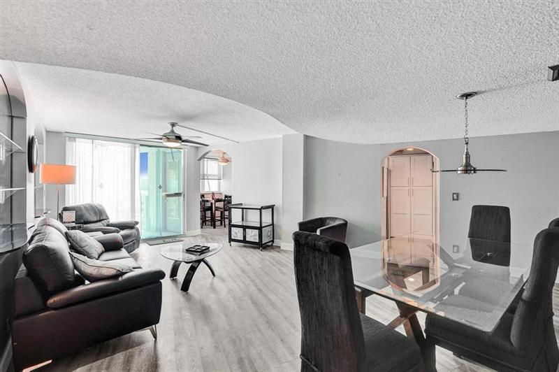 Image 4 of 42 For 100 Golden Isles Dr  815