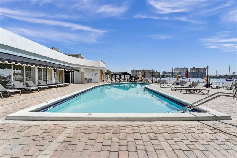 Image 40 of 42 For 100 Golden Isles Dr  815