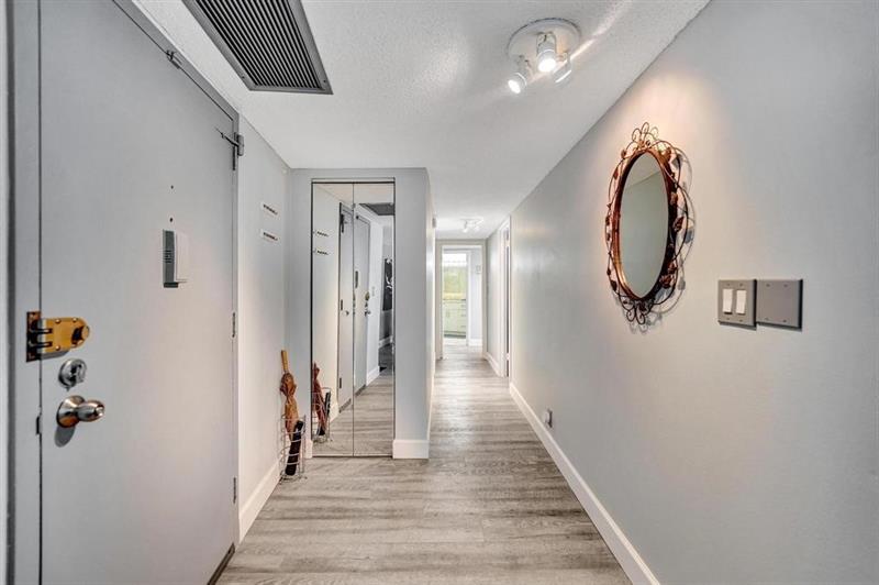 Image 5 of 42 For 100 Golden Isles Dr  815