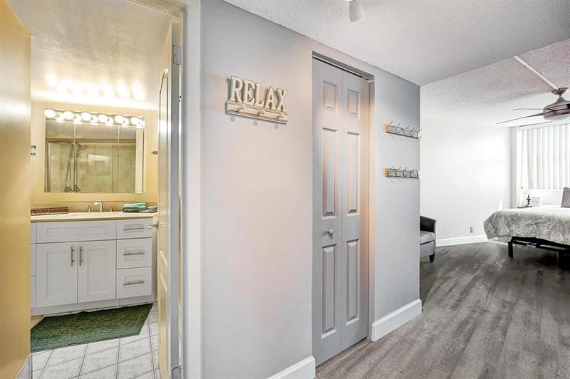 Image 6 of 42 For 100 Golden Isles Dr  815