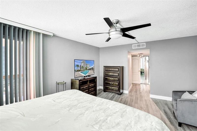 Image 9 of 42 For 100 Golden Isles Dr  815