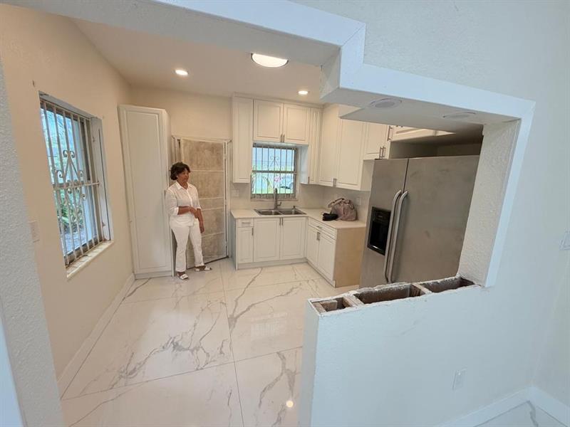 Image 17 of 27 For 6410 Miami Ct
