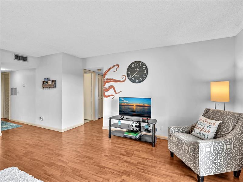 Image 16 of 71 For 900 River Reach Dr  525