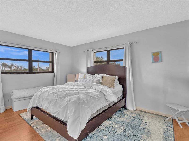 Image 20 of 71 For 900 River Reach Dr  525