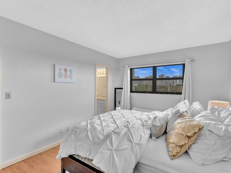 Image 21 of 71 For 900 River Reach Dr  525