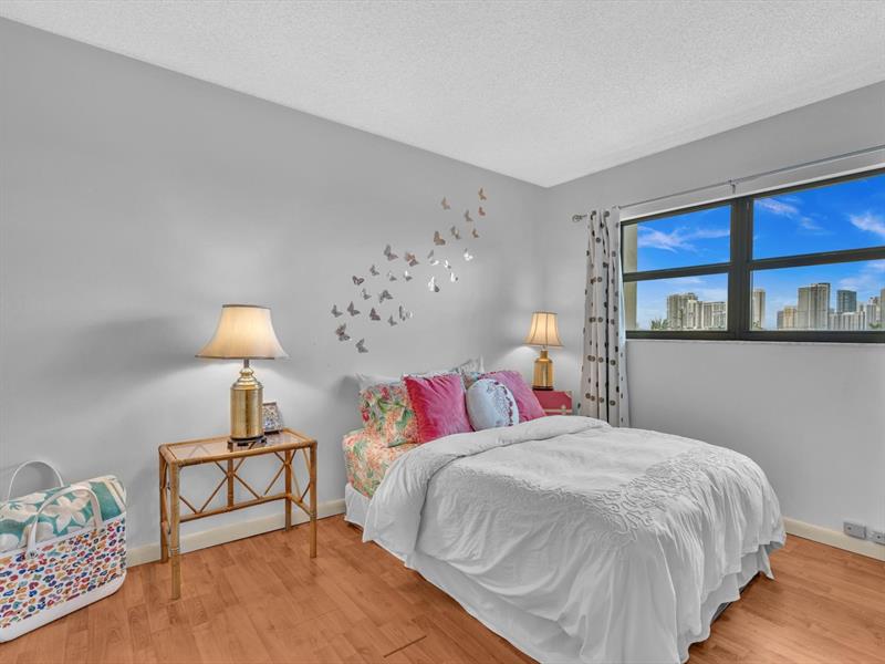 Image 28 of 71 For 900 River Reach Dr  525