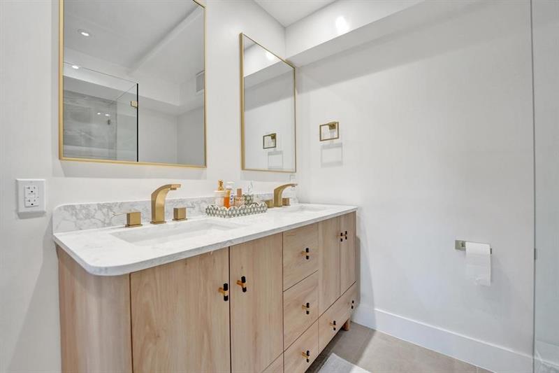 Image 27 of 54 For 2866 30th St  9