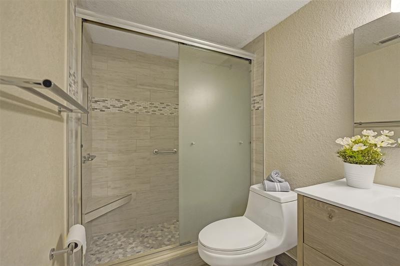 Image 10 of 29 For 900 Colony Point Cir  221
