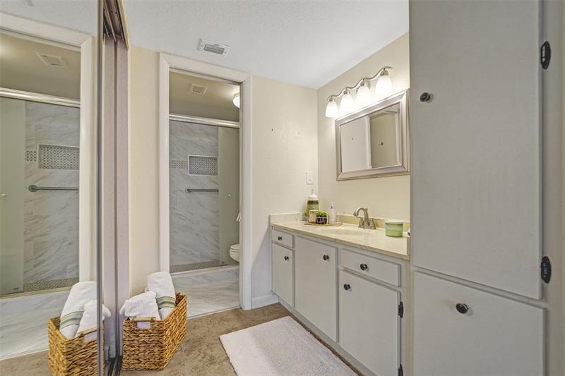 Image 12 of 29 For 900 Colony Point Cir  221