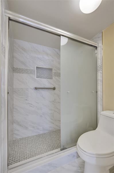 Image 13 of 29 For 900 Colony Point Cir  221