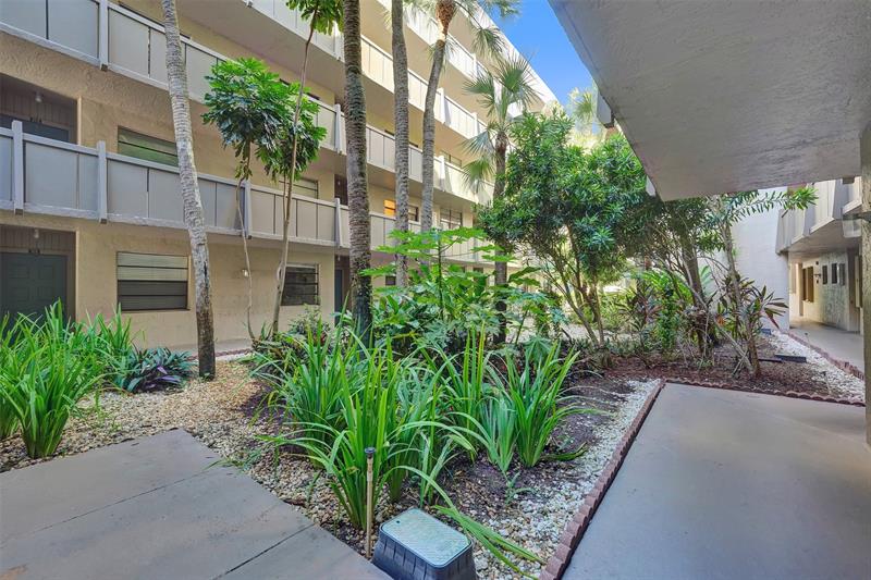 Image 17 of 29 For 900 Colony Point Cir  221