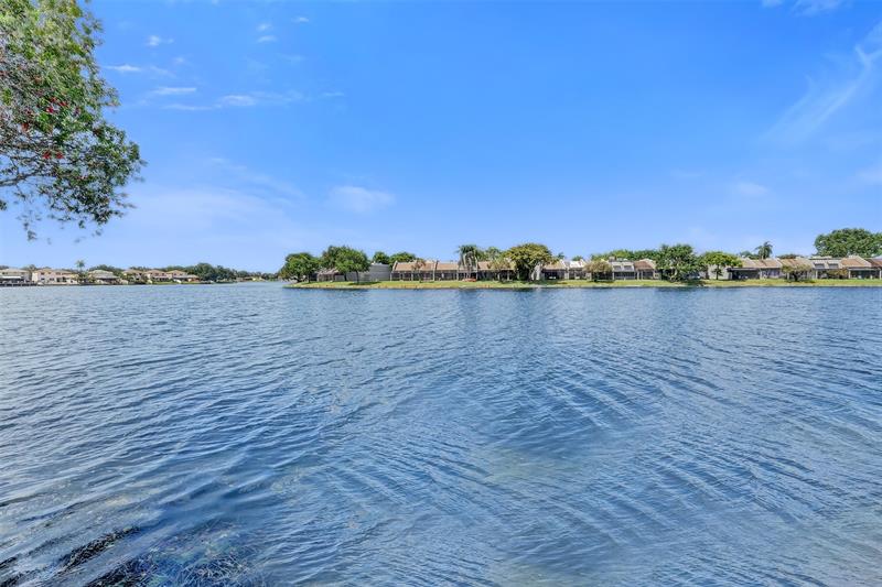 Image 21 of 29 For 900 Colony Point Cir  221